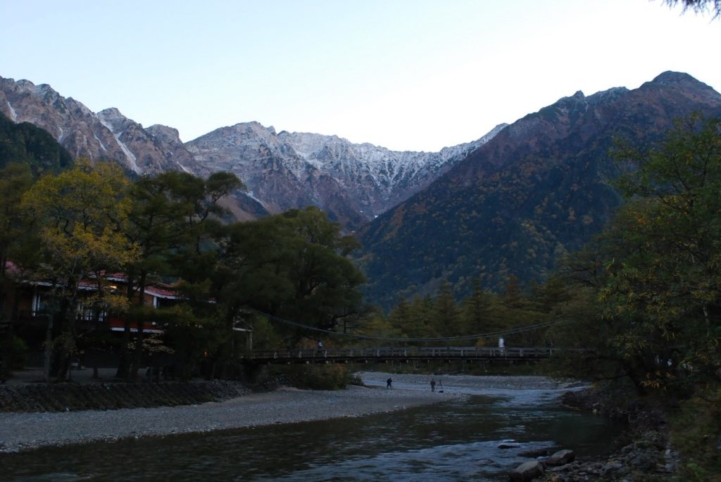 上高地ー紅葉の岳沢への道