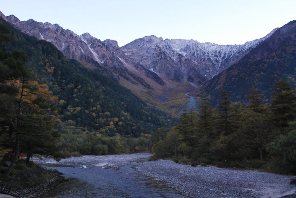 上高地ー紅葉の岳沢への道