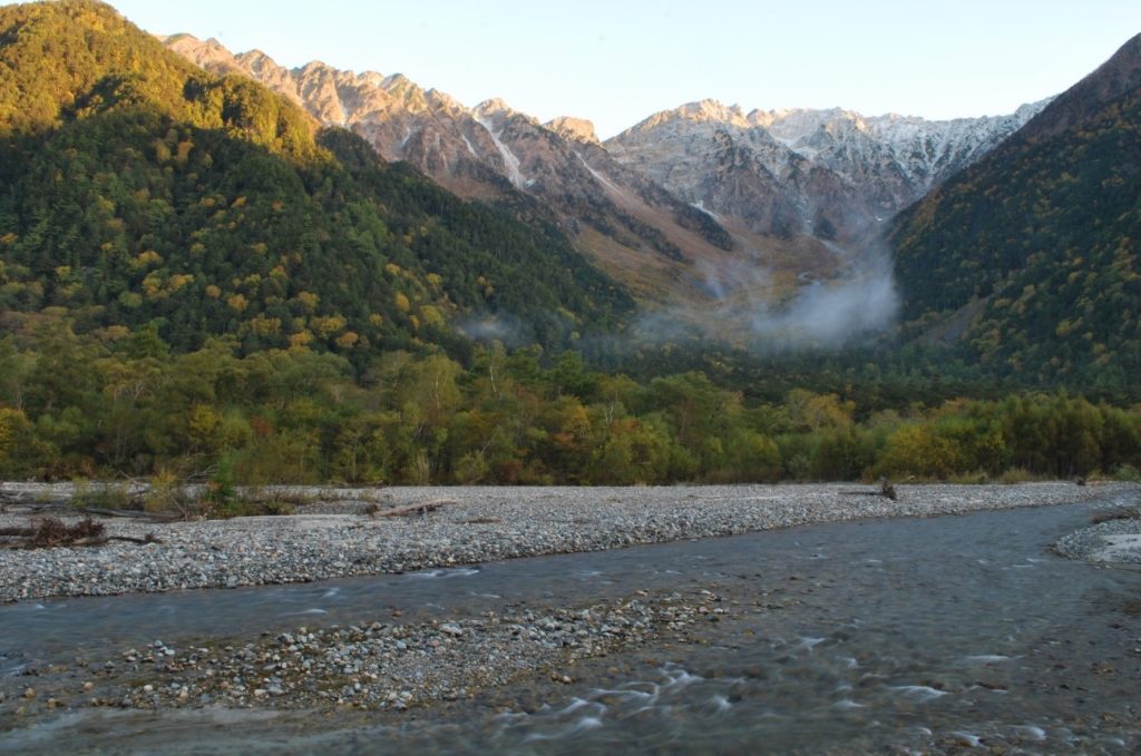 上高地ー紅葉の岳沢への道