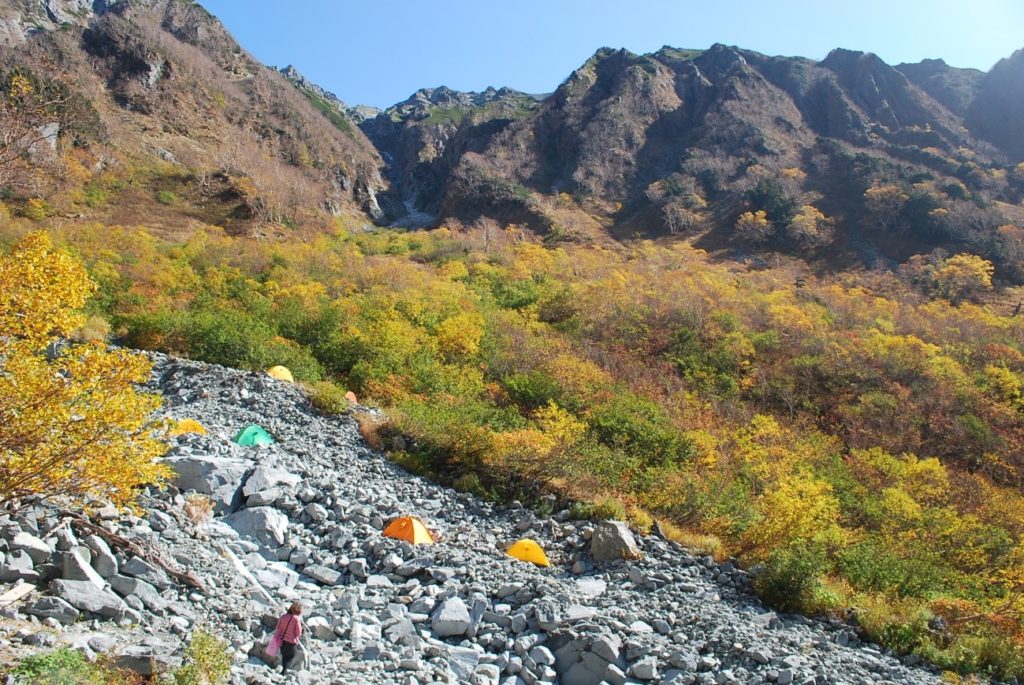 上高地ー紅葉の岳沢への道